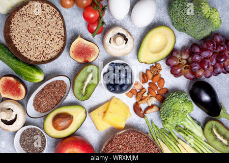 Vegetarische Ernährung. Zutaten für eine gesunde Mahlzeit: Gemüse, Beeren, Getreide, Nüsse, Eier, Käse. top View Stockfoto