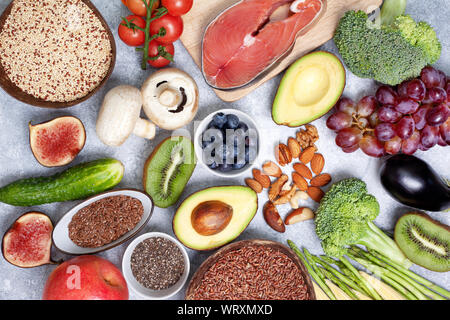 Pescetarian Diät. Produkte für eine gesunde Ernährung: Fisch, Getreide, Gemüse, Beeren, Nüsse. top View Stockfoto