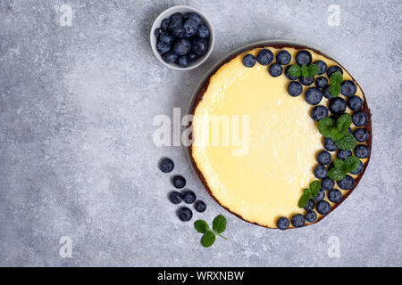 Blueberry cheesecake auf grauem Beton Hintergrund. top View. Kopieren Sie Platz Stockfoto
