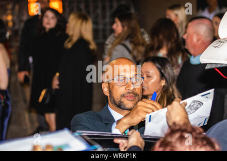 Toronto, Kanada - Sep 7 2019: Keegan-Michael Schlüssel Autogramme außerhalb der Straße nach dem TIFF-Gala von dolemite ist mein Name. Stockfoto