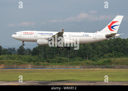 Flughafen Chengdu, Provinz Sichuan, China - 28. August 2019: China Eastern Airlines Airbus A330 Commercial Airplane Landing in Chengdu. Stockfoto