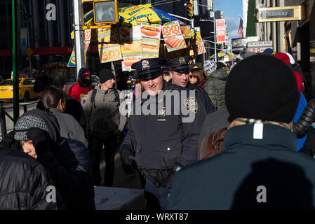 Zwei NYPD officers Spaziergang entlang der 6. Avenue in der Nähe der Radio City Music Hall während der Saison 2017. Stockfoto