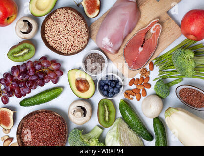 Trendy pegan Diät. pegan Diät Produkte: Fleisch, Fisch, Getreide, Gemüse, Nüsse und Beeren. Ansicht von oben Stockfoto