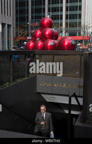 Riesige Weihnachtsschmuck außerhalb von B, D, F, M Rockefeller Center u-bahn Station an der Ecke 49th Street und 6. Avenue. Stockfoto