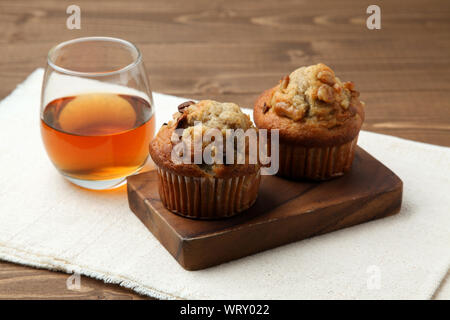 Muttern Muffins Muffins mit Tee closeup auf Holztisch, isoliert Stockfoto