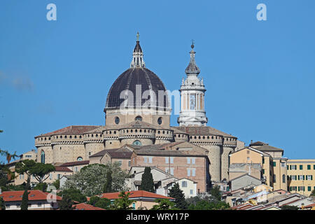 Katholische Basilika des Heiligen Hauses oder Santuario della Santa Casa in Loreto Provinz Ancona in Italien ein Wallfahrtsort und das Mobilteil mit Lourdes Stockfoto