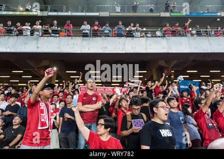 Hongkong, China. 10 Sep, 2019. Die Demonstranten skandierten Parolen gegen die Auslieferung während des Spiels. Hong Kong Fans jubelten für ihre Mannschaft, während auch singen verschiedene Anti-Auslieferung Parolen. Die Demonstranten bildeten eine Menschenkette während der Halbzeit Pause in den Hoffnungen der Zeichnung weitere Aufmerksamkeit auf die Unruhen in Hongkong. (Endstand: Iran 2:0 Hong Kong) Credit: SOPA Images Limited/Alamy leben Nachrichten Stockfoto