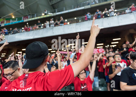 Hongkong, China. 10 Sep, 2019. Die demonstranten Geste während Chanting anti-Auslieferung Slogans während des Spiels. Hong Kong Fans für ihr Team angefeuert und auch Singen verschiedene Anti-Auslieferung Parolen. Die Demonstranten bildeten eine Menschenkette während der Halbzeit Pause in den Hoffnungen der Zeichnung weitere Aufmerksamkeit auf die Unruhen in Hongkong. (Endstand: Iran 2:0 Hong Kong) Credit: SOPA Images Limited/Alamy leben Nachrichten Stockfoto