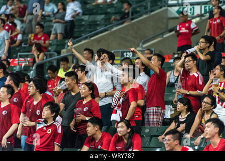 Hongkong, China. 10 Sep, 2019. Fans Geste an den Spielern über den aktuellen Punktestand des Spiels. Hong Kong Fans für ihr Team angefeuert und auch Singen verschiedene Anti-Auslieferung Parolen. Die Demonstranten bildeten eine Menschenkette während der Halbzeit Pause in den Hoffnungen der Zeichnung weitere Aufmerksamkeit auf die Unruhen in Hongkong. (Endstand: Iran 2:0 Hong Kong) Credit: SOPA Images Limited/Alamy leben Nachrichten Stockfoto