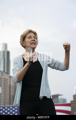 Austin, Texas, USA. 10 Sep, 2019. Demokratische Präsidentschaftskandidaten sen Elizabeth Warren, (D-Mass) Rallyes Texaner mit einem Rathaus auf Lady Bird Lake zwei Tage vor dem 10-Kandidat Houston Debatte. Warren, einer der Favoriten über ein Jahr vor der Wahl, sprachen von Politiken zur Unterstützung der amerikanischen Mittelschicht wieder aufzubauen. Credit: Bob Daemmrich/ZUMA Draht/Alamy leben Nachrichten Stockfoto