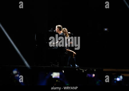 Calgary, Kanada. 08 Sep, 2019. Jenna Walker, und Stuart Walker Der Reklaws musikalisches Duo live auf der Bühne des Canadian Country Music Association Awards in Calgary. Credit: SOPA Images Limited/Alamy leben Nachrichten Stockfoto