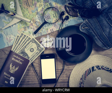 Satz von reisezubehör mit Smart Phone und Kaffee auf Holz vintage Hintergrund Stockfoto