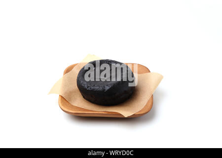 Süße Schokolade Oper dänischen Kuchen auf Holzplatte closeup auf weißem Hintergrund Stockfoto