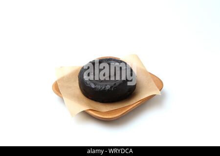 Süße Schokolade Oper dänischen Kuchen auf Holzplatte closeup auf weißem Hintergrund Stockfoto