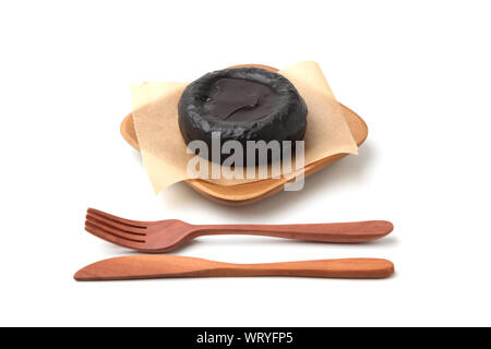 Süße Schokolade Oper dänischen Kuchen auf Holzplatte closeup auf weißem Hintergrund Stockfoto