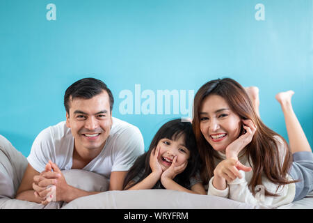 Portrait gerne asiatische Familie über blauer Hintergrund Stockfoto
