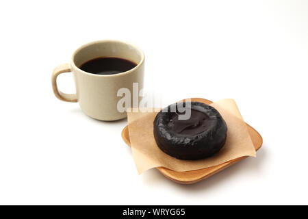 Süße Schokolade Oper dänischen Kuchen auf Holzplatte mit heißem Kaffee closeup auf weißem Hintergrund Stockfoto