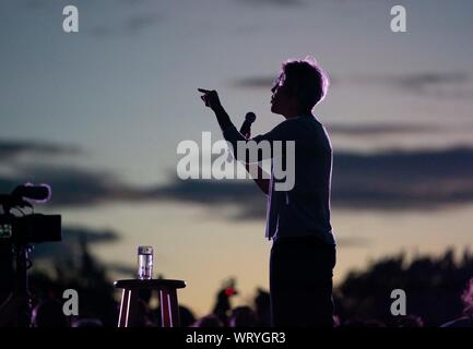 Demokratische Präsidentschaftskandidaten sen Elizabeth Warren von Massachusetts hält eine Kundgebung in der Nähe der Innenstadt von Austin, Texas. Warren ist einer von mehreren, die Spitzenreiter für den demokratischen Präsidentschaftskandidaten fünf Monate vor der primären Wahlen beginnen. Stockfoto