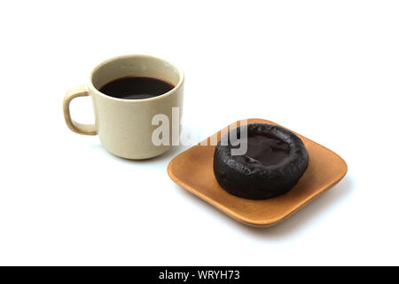Süße Schokolade Oper dänischen Kuchen auf Holzplatte mit heißem Kaffee closeup auf weißem Hintergrund Stockfoto