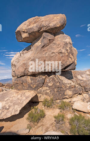 Ausgewogene Felsbrocken an der Spitze einer Wüste Berg auf Teutonia Peak in der Mojave National Preserve in Kalifornien Stockfoto