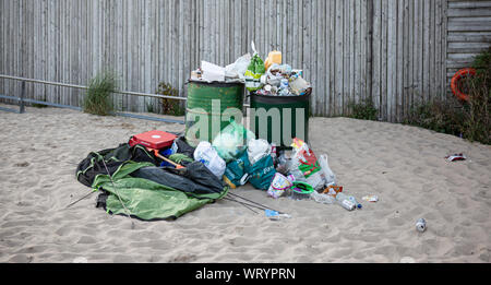 Tenby, Wales - 26. August 2019: Abfall und Müll am Strand in Tenby, Vereinigtes Königreich Stockfoto