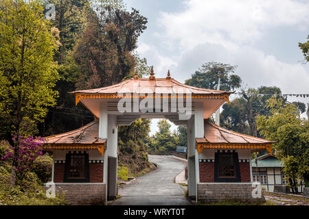 Eingangstor zum pemayangtse Kloster in der Stadt Pelling im Bundesstaat Sikkim in Indien Stockfoto