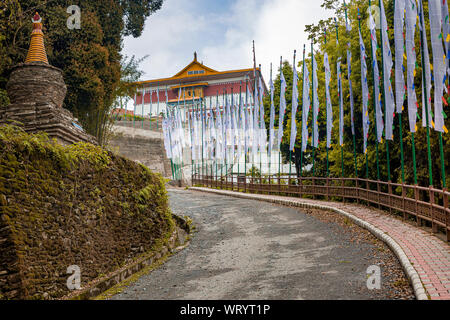 Gebetsfahnen entlang der Straße, die zu den Pemayangtse Kloster in der Stadt Pelling im Bundesstaat Sikkim in Indien Stockfoto