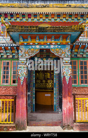 Kunstvoll Tür an der Pemayangtse Kloster in der Stadt Pelling im Bundesstaat Sikkim in Indien eingerichtet Stockfoto