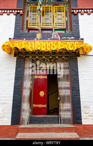 Blick auf die eine Tür in das pemayangtse Kloster in der Stadt Pelling im Bundesstaat Sikkim in Indien Stockfoto