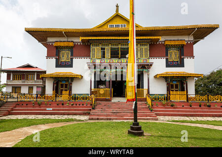 Blick auf die eine buddhistische Flagge am Pemayangtse Kloster in der Stadt Pelling im Bundesstaat Sikkim in Indien Stockfoto