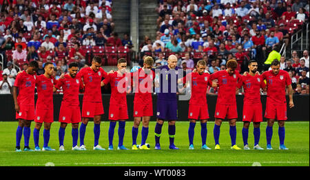 St. Louis, Missouri, USA. 10 Sep, 2019. Mitglieder der USA Männer Team die Arme für einen Moment der Stille vor einem internationalen Freundschaftsspiel gegen Uruguay am Busch Stadium in St. Louis am Dienstag, 10. September 2019. Foto von Bill Greenblatt/UPI Quelle: UPI/Alamy leben Nachrichten Stockfoto