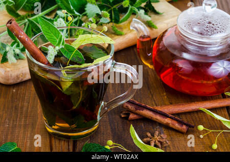 Kräutertee mit Minze, getrocknet linden Blumen. Studio Foto Stockfoto