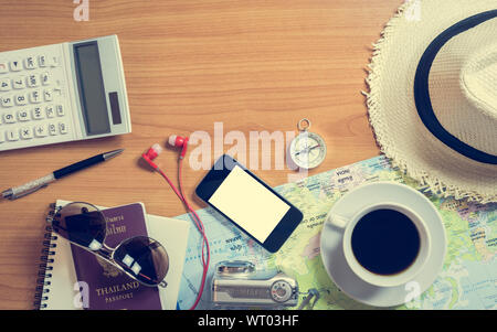 Satz von reisezubehör und Tasse Kaffee auf Holz- vintage Hintergrund Stockfoto