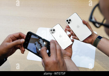 (190911) - SAN FRANCISCO, Sept. 11, 2019 (Xinhua) - die Leute versuchen, neue iPhones während einer Produkteinführung Ereignis auf der Apple Hauptsitz in Kalifornien, USA, Sept. 10, 2019. Apple Inc. kündigte eine neue Linie des iPhones, einschließlich iPhone 11 und Pro, ipad, Apple Watch 5 Serien und andere Produkte und Dienstleistungen zu den wichtigsten Herbst in Nordkalifornien Dienstag. (Handout über Xinhua) Stockfoto