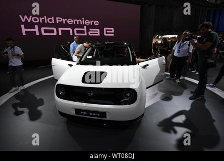 Frankfurt am Main, Deutschland. 10 Sep, 2019. Ein Honda e elektrische Auto ist auf Anzeige während der ersten Pressetag in Deutschland Internationale Automobil-Ausstellung (IAA) 2019 in Frankfurt, Deutschland, an Sept. 10, 2019. Über 800 Aussteller aus 30 Ländern und Regionen für die IAA 2019 registriert, die am Donnerstag offiziell geöffnet und dauert bis Sept. 22. Credit: Lu Yang/Xinhua/Alamy leben Nachrichten Stockfoto