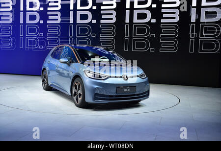 Frankfurt am Main, Deutschland. 10 Sep, 2019. Ein Volkswagen ID.3 Elektroautos wird auf dem Display während der ersten Pressetag in Deutschland Internationale Automobil-Ausstellung (IAA) 2019 in Frankfurt, Deutschland, an Sept. 10, 2019. Über 800 Aussteller aus 30 Ländern und Regionen für die IAA 2019 registriert, die am Donnerstag offiziell geöffnet und dauert bis Sept. 22. Credit: Lu Yang/Xinhua/Alamy leben Nachrichten Stockfoto