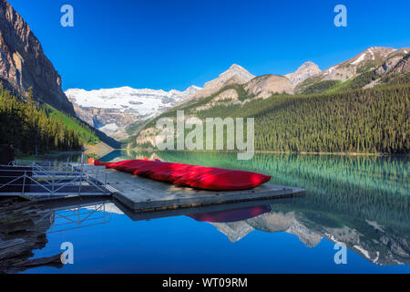 Sonnenaufgang am Lake Louise in den kanadischen Rocky Mountains, Banff National Park, Kanada Stockfoto