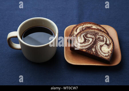 Apple, Schwarz heißen Kaffee und Schokolade Pound Cake closeup auf Holz Tisch isoliert Stockfoto