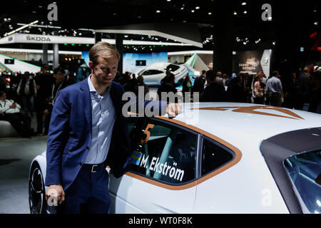 Frankfurt am Main, Deutschland. 10 Sep, 2019. Schwedische Rennfahrer Mattias Ekström stellt neben der elektrischen Auto CUPRA E-Racer auf dem Stand des spanischen Automobilherstellers Seat, Teil des Volkswagen Konzerns, an der 2019 Internationale Automobil-Ausstellung (IAA). (Foto von Michael Debets/Pacific Press) Quelle: Pacific Press Agency/Alamy leben Nachrichten Stockfoto