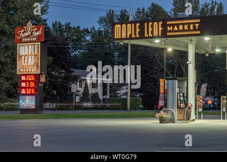 Sylvan Beach, NY - September 02, 2019: Außen der Maple Leaf Markt Kraftstoff Pumpstation. Stockfoto