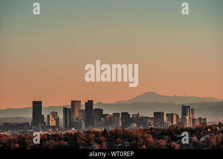 Denver skyline vor dem Hintergrund der Berge Stockfoto