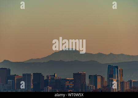 Denver skyline vor dem Hintergrund der Berge Stockfoto