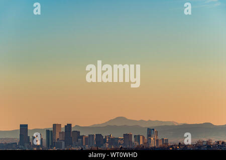 Denver skyline vor dem Hintergrund der Berge Stockfoto