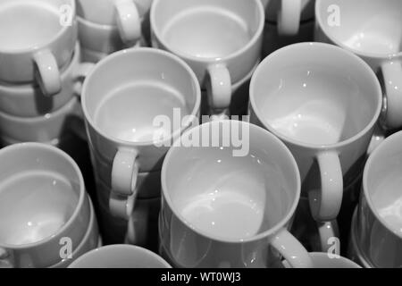 Viele weiße saubere Becher für Kaffee und Tee übereinander gestapelt Stockfoto