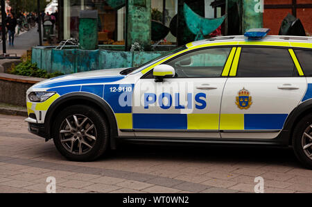 Umea, Schweden - 27. August 2019: Polizei Auto auf dem Platz im Zentrum der Stadt geparkt Stockfoto