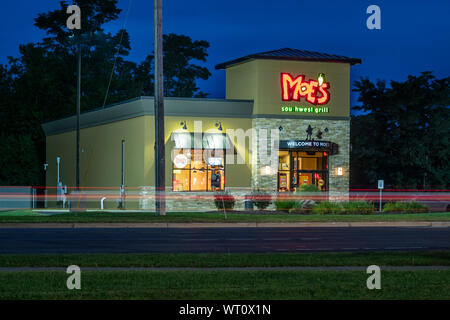 New Hartford, NEW YORK - September 09, 2019: Ein Moe Southwest Grill Restaurant leuchtet in der Nacht. Moe's ist ein Fast Casual Dining Mexican Food Restaurant mit Ove Stockfoto