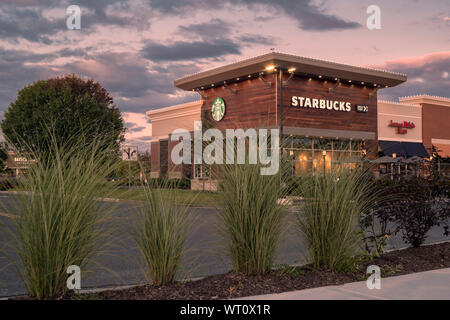 New Hartford, NEW YORK - September 09, 2019: Außen Nacht Starbucks Kaffee, das ist eine amerikanische Kette von Coffee Shops, in Seattle gegründet. Stockfoto