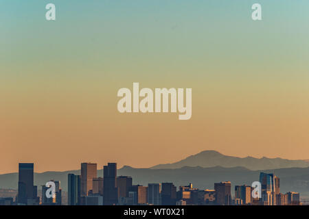 Denver skyline vor dem Hintergrund der Berge Stockfoto