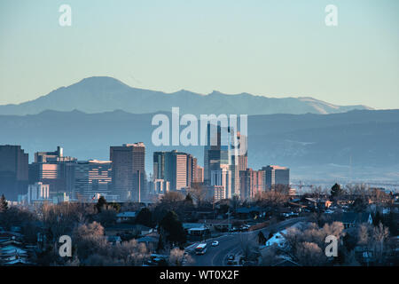 Denver skyline vor dem Hintergrund der Berge Stockfoto