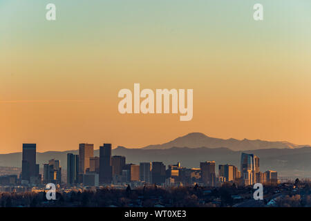 Denver skyline vor dem Hintergrund der Berge Stockfoto